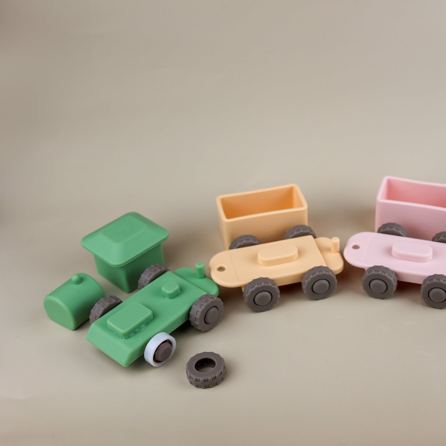 Silicone Train & Carriage Set – Food-Grade Silicone Linking Train for Toddlers (18m+)